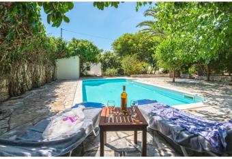 Villa Phoenix has Balcony rooms