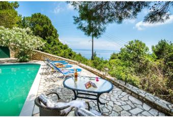 Villa Violeta has Balcony rooms