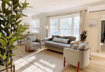 Sophiscated Modern 3bed3bath House W Parking allows 18 year olds to book a room