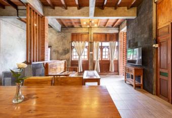 Ngangeni Family Homestay has Balcony rooms