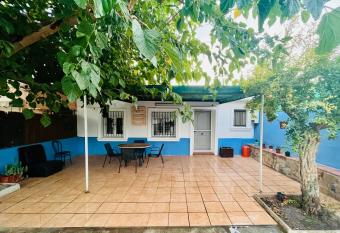 Estudio adosado acogedor con jard  n, barbacoa y parking privado allows 18 year olds to book a room