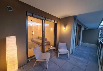 neu, zentral, sch  n, Bergblick, S  dterrasse allows 18 year olds to book a room