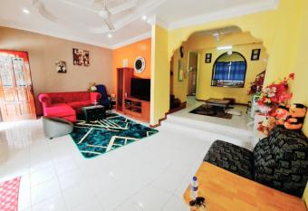 D Serina Homestay-3 bedroom 6 bed & free parking has Balcony rooms