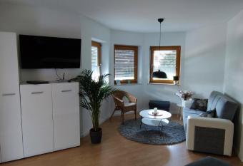 FeWo Lindlar, Monteurwohnung allows 18 year olds to book a room