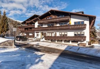 Haus Excelsior Top 13 has Balcony rooms