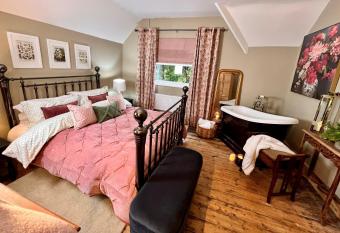 6 - Central Location - Roll Top Bath - Free Parking has Balcony rooms