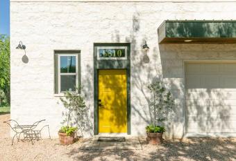 Yellow Door on the Llano River has Balcony rooms
