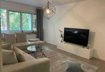 Fin l  genhet n  ra vatten och V  ster  s centrum. has Balcony rooms