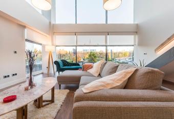 LUXURY MORALEJA - NEW COLLECTION III allows 18 year olds to book a room