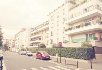 Encyclop  die has Balcony rooms