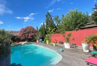 Appartement 45m2    Bordeaux avec acc  s piscine has rooms with a private hot tub