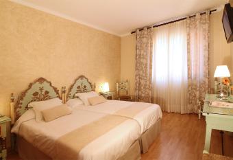 Hotel Rosa & Spa Begur has rooms with a private hot tub