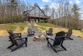 Dream Chaser Chalet at Nantahala Lake has Balcony rooms