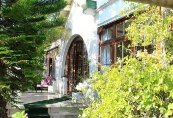 Buckingham Place Guesthouse has Balcony rooms