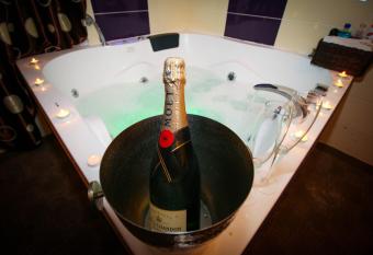 Karma Luxury Room has rooms with a private hot tub