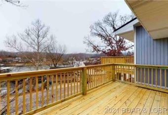 PRIVATE Lakehouse,SwimDock, Close to Strip. has Balcony rooms