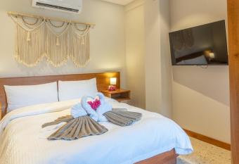 Residencias Samara allows 18 year olds to book a room