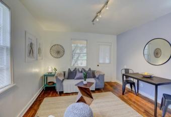 Midtown Cottage in Overton has Balcony rooms