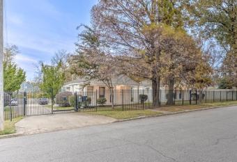 Gated Midtown Cottage has Balcony rooms