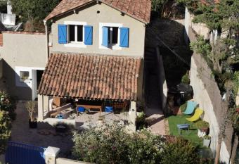 Maison Jardin+Jacuzzi l   t  , plage    1 km has rooms with a private hot tub