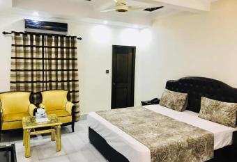 Best Guest House Inn Karachi By Asaish Inn has Balcony rooms