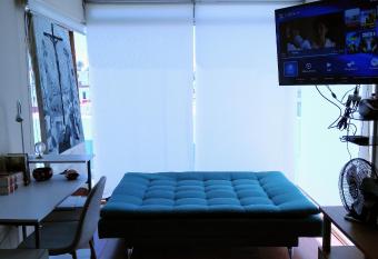 Habitaci  n matrimonial con cama y sof   para cuatro personas has rooms with a private hot tub