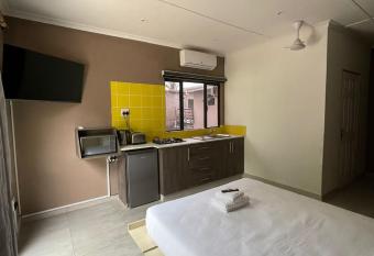 7th Heaven allows 18 year olds to book a room