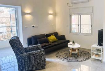 A cozy 2bdrm home in Wadi-Nisnas Haifa has Balcony rooms