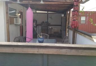 Harvard House Wellness Sanctuary has rooms with a private hot tub