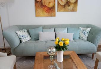 Pine Crest Ferienwohnung allows 18 year olds to book a room