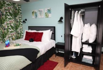Tropical Oasis-Private Studio-Near JFK allows 18 year olds to book a room