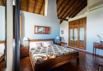 La Fuente del Sol Hotel & Spa allows 18 year olds to book a room