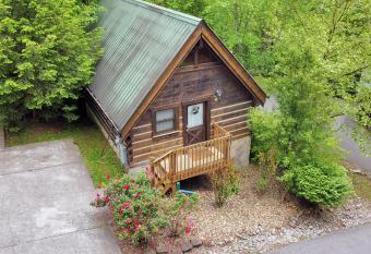 Cozy Studio Cabin, w/ Hot Tub! has rooms with a private hot tub