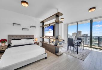 Spacious Apt with City View , Downtown Miami has Balcony rooms