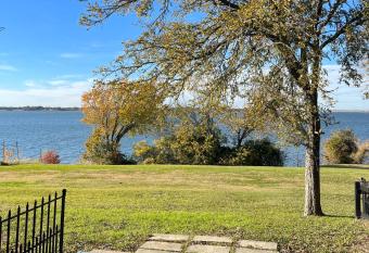 Family and fun by the lake has Balcony rooms