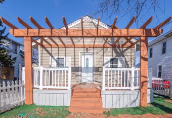 Cute 3 Bedroom in Des Moines has Balcony rooms