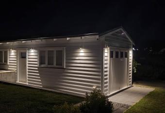 Retro on Queen, Papakura has Balcony rooms