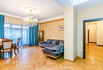 Mercury Sweet House has rooms with a private hot tub