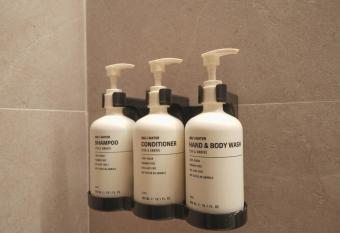 Hotel 1900 Chinatown has rooms with a private hot tub