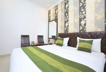 Flagship 80457 Hotel Axis Inn allows 18 year olds to book a room