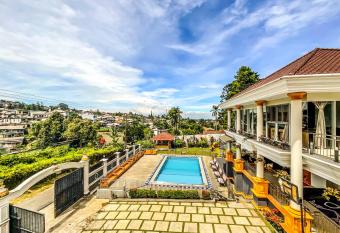 Villa London Puncak has Balcony rooms
