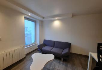 Charmante petite maison allows 18 year olds to book a room