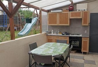 Studio fonctionnel-Terrasse, jardin-Le Pratique has Balcony rooms