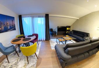 Apart Hotel Maksimum has rooms with a private hot tub