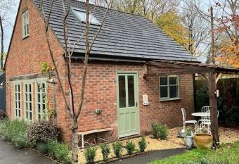1 bed cottage allows 18 year olds to book a room