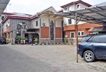 OWEE SUITES allows 18 year olds to book a room