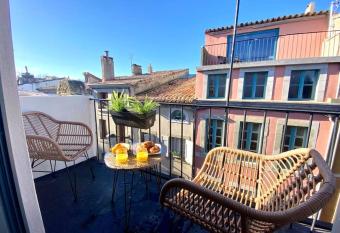 Centr   halles #3 terrasse vue Cath  drale, clim! has Balcony rooms