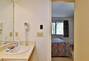 Cedarbrook Deluxe Two Bedroom Suite with outdoor heated pool 10506 allows 18 year olds to book a room