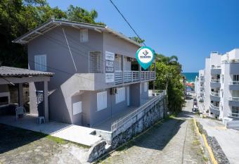 Casa com 3 Dorm a Poucos metros da Praia de Bombas has Smoking rooms