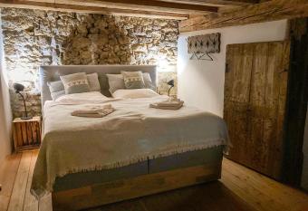 PEARLs - Stilvolle Wohnung zwischen dem Schwarzwald & der Schweiz allows 18 year olds to book a room